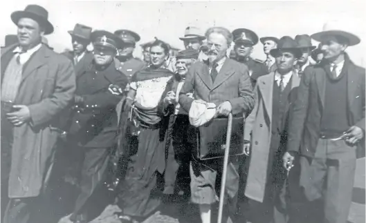  ??  ?? El 9 de enero de 1937, Trotsky llega México con su esposa. Aquí, acompañado por Diego Rivera y Frida Kahlo.