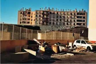  ??  ?? Panorama de la désolation urbaine : “C’est que de la merde que je vois quand je regarde par ma fenêtre”, nous dit Malka