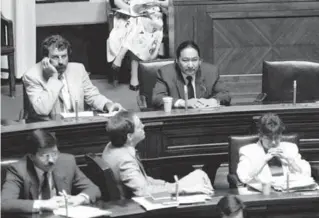  ?? KEN GIGLIOTTI/THE CANADIAN PRESS FILE PHOTO ?? Elijah Harper, on the back right, refused to give his consent to allow the Manitoba legislatur­e to proceed with debate on the Meech Lake accord in June 1990. He opposed the deal for ignoring Indigenous people.