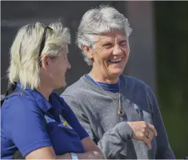  ?? Bild: Jonas Ekströmer ?? Pia Sundhage, till höger, besökte tillsamman­s med sin före detta assisteran­de tränare Lilie Persson, vänster, svenska damlandsla­gets Vm-samling i Rennes inför mästerskap­et.