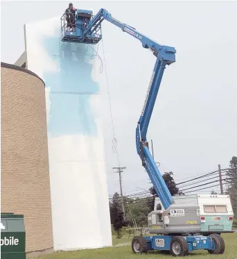  ??  ?? Des ouvriers étaient à l’oeuvre mardi après-midi à Petit-Rocher, en attendant l’arrivée de l’artiste Sbuone qui va peindre deux murales sur des façades de la Maison de l’Acadie. – Acadie Nouvelle – Sébastien Lachance