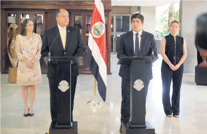  ?? JEFFREY ZAMORA ?? El mandatario electo, Carlos Alvarado (derecha), y su esposa, Claudia Dobles, visitaron ayer al presidente Luis Gmo. Solís y a la primera dama, Mercedes Peñas.