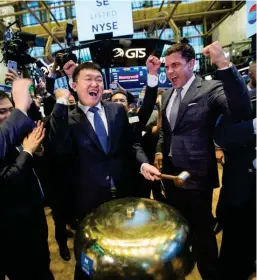  ?? BLOOMBERG ?? Forrest Li, chairman, CEO and co-founder of Sea (centre), ringing the bell at the company’s initial public offering (IPO) on the floor of the New York Stock Exchange in 2017