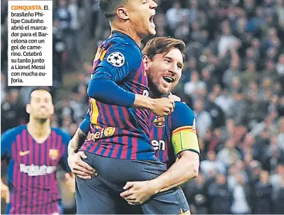  ??  ?? CONQUISTA. El brasileño Philipe Coutinho abrió el marcador para el Barcelona con un gol de camerino. Celebró su tanto junto a Lionel Messi con mucha euforia.