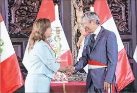  ?? EFE ?? Lima. Dina Boluarte, junto al nuevo ministro de Economía, José Arista.