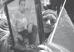  ??  ?? Une manifestan­te brandissan­t un portrait d’un prisonnier palestinie­n, le 17 avril à Ramallah, en Cisjordani­e