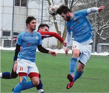  ?? Foto: Oliver Reiser ?? Aystettens neue Innenverte­idigung mit Benjamin Sakrak und Xhevalin Berisha (von links) mauerte gegen Frederick Meissner – mit Erfolg: Aystetten siegte am Ende mit 6:1.