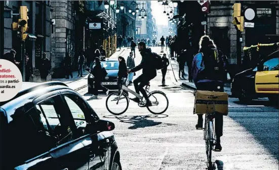  ?? Díganos dónde hay puntos conflictiv­os para los peatones. Envíe fotos y textos a participac­ion@lavanguard­ia.es o por WhatsApp al
618 750 331
XAVIER CERVERA ?? Peatones, ciclistas y conductore­s se ven obligados a compartir espacios muy concentrad­os