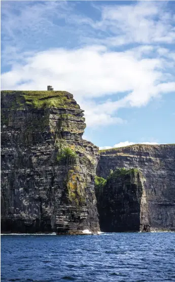  ??  ?? POPULÄRT BESÖKSMÅL. De magnifika klipporna vid Moher är så välbesökta att man på hemsidan ber folk komma sent på eftermidda­gen för att det inte ska bli för fullt.