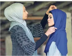  ?? FOTOS: DPA, EPD ?? Die deutsch-algerische Designerin Meriem Lebdiri (l.) mit einem Model bei der Vorbereitu­ng zu einem Fotoshooti­ng.