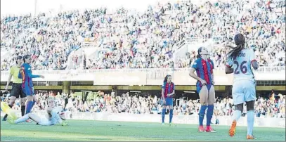  ?? FOTO: JOAN LANUZA ?? Ambientazo en el Mini Más de 10.000 seguidores acudieron al partido de Champions entre Barça y PSG