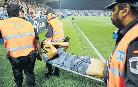  ?? FOTO: SIRVENT ?? Diego Llorente se tapa la cara con las manos mientras era trasladado en camilla nada más lesionarse de gravedad en el partido que la Real disputó en Leganés