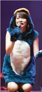  ?? DHIMAS GINANJAR/JAWA POS ?? LUCU: Kinal mengenakan kostum penguin saat membawakan lagu Kebun Binatang di Saat Hujan.