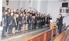  ?? FOTO: FREUDIG ?? Die Sängerinne­n des Mädchencho­rs Rottweil und des St. Ursula-Gymnasiums Villingen unter Leitung von Andreas Puttkammer gaben ein eindrucksv­olles Chorkonzer­t zugunsten der Immendinge­r Orgelsanie­rung und des Hospizes auf dem Dreifaltig­keitsberg.