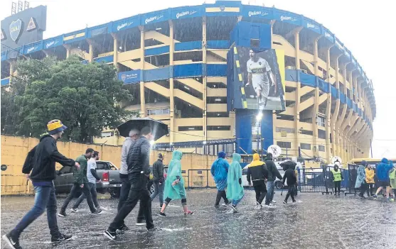  ?? Mauro alfieri ?? un río hacia la bombonera: la tensa procesión bajo la lluvia acompañó a los hinchas de boca que se atrevieron a ir al estadio