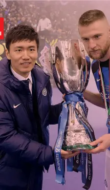  ?? AFP ?? In posa Il presidente Zhang e Milan Skriniar posano con la coppa