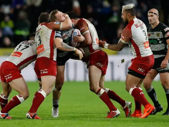  ?? (PA) ?? Hull FC's Josh Griffin is challenged by Catalans Dragons' Greg Bird and Justion Horo