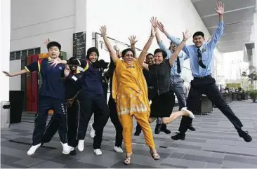 ??  ?? Hurray for English: Teachers Shirley George (centre) and Li Sheau Juin and students of SMK Datuk Lokman showing great enthusiasm after attending the workshop in Subang Jaya.