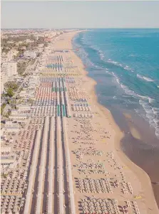  ?? ADOBESTOCK ?? Mare Adriatico. Veduta area della spiaggia di Riccione