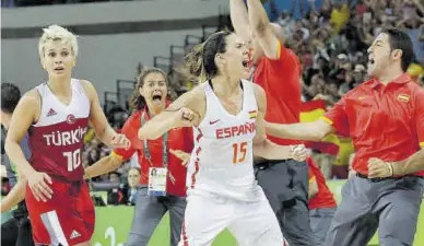  ?? ERIC GAY ?? Anna Cruz celebra la canasta ganadora ante Turquía en cuartos de los Juegos de Río.