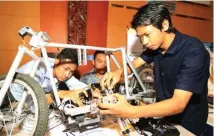  ?? ROBERTUS RISKY/JAWA POS ?? TEROBOSAN: Dari kiri, Rachmad Kusumardan­a, Yayang Permadi, dan Rizal Muntashir mengecek kondisi prototipe sepeda tanpa awak.