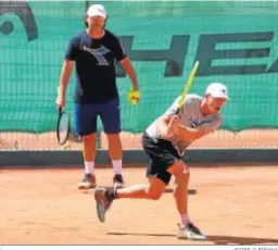  ?? JAVIER ALBIÑANA ?? Davidovich, con su entrenador, Jorge Aguirre.