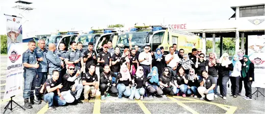  ??  ?? PESERTA Kembara Media Langkawi 2018 bersama staff LIA di hadapan jentera AFRS.