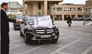  ??  ?? The drive starts from Mercedes-Benz headquarte­rs at Moehringen, Stuttgart with Ola Kallenius, now the chairman of Daimler AG and head of Mercedes-Benz, flagging off the cars