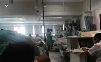  ?? Lucilene Oliveira/Folhapress ?? Sala de emergência lotada no hospital municipal Tiradentes, na zona leste de São Paulo PATRIMÔNIO