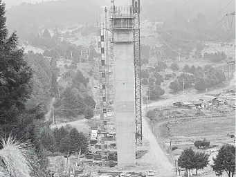  ??  ?? • Obras como el tren Interurban­o también contribuye­n al problema