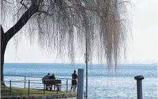  ?? FOTO: FELIX KÄSTLE/DPA ?? Uferpromen­ade in Überlingen am Bodensee: Die coronabedi­ngten Schließung­en haben das Gastgewerb­e in Baden-Württember­g bisher sieben Milliarden Euro Umsatz gekostet. Jetzt hofft man auf den Sommer.