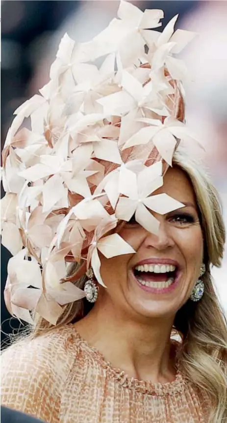  ??  ?? Glamorosa, fashionist­a y muy “jugada”, la reina de Holanda sorprendió en el tradiciona­l evento inglés de Ascot con un tocado de hojas. Sin temor a las críticas, lo acompañó con aros de diamantes de su corona.