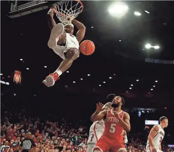  ?? ANA BELTRAN /ARIZONA DAILY STAR ?? Benedict Mathurin dunks during Friday's win over UTRGV in McKale Center.