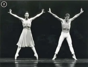  ??  ?? Armen. Rachel Beaujean en Leo Besseling in het ballet ‘Adagio Hammerklav­ier’ 2