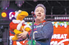  ?? Las Vegas Review-journal @Left_eye_images
L.E. Baskow ?? Terry Fator and Winston the Impersonat­ing Turtle entertain the crowd Saturday during the Great Santa Run in downtown Las Vegas.