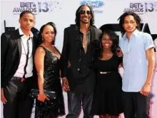  ??  ?? Unbreakabl­e Bond“It’s hard trying to maintain in this music industry,” says Snoop, seen here with his wife, Shante, and kids at the 2013 BET Awards.