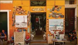  ??  ?? Le village de La Maddalena avec ses maisons colorées et ses boutiques de souvenirs est une escale sympathiqu­e.