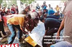  ??  ?? ORANG ramai membantu mengangkat mayat mangsa.