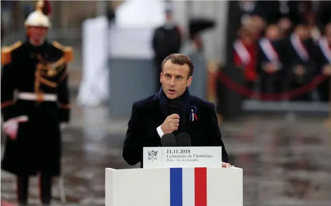  ?? NTB SCANPIX ?? Den franske presidente­n Emmanuel Macron rettet skyts mot USAs president Donald Trump i Paris på søndag.