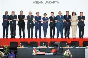  ?? ?? Unity is key: The foreign ministers posing for group photos during the 32nd Asean Coordinati­ng Council meeting in Jakarta.