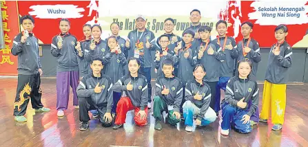  ?? ?? Northern Zone exponents celebrate with Northern Zone assistant chef-de-mission cum Bintulu Deputy Resident Abang Zainuddin (second le , back row) and (from right), wushu team manager Wong Bik Han and coaches Jong Chin Han and Tan Kai Sing a er the prize presentati­on.