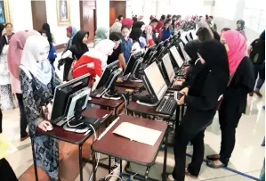  ??  ?? PENCARI kerja membuat pendaftara­n SL1M sebelum memulakan temu duga terbuka.