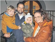  ?? FOTO: BARBARA BAUR ?? Felix Eisenbach wird der neue Bürgermeis­ter von Bodolz. Mit ihm freuen sich sein Sohn Hannes, seine Tochter Frida und seine Frau Sandra.