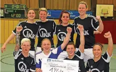  ?? FOTO: BRÜCKER ?? Bei der FSG Niederlosh­eim feierten die Dirminger Fußballeri­nnen einen ihrer drei Turnier-Siege in der Qualifikat­ionsrunde.