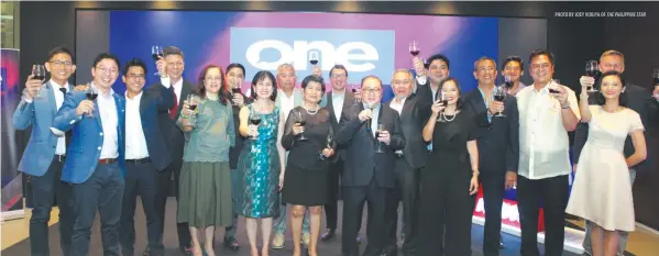  ?? PHOTO BY JOEY VIDUYA OF THE PHILIPPINE STAR ?? The team behind One News with Manuel V. Pangilinan, chairman of MediaQuest Holdings, Inc., during the station’s launch
