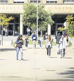  ?? CHUS MARCHADOR ?? Varios alumnos salen de la Facultad de Ciencias.