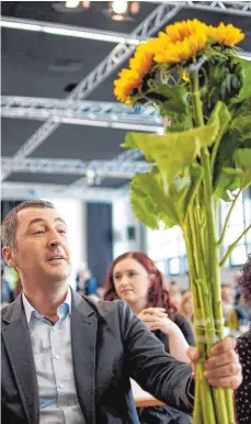  ?? FOTO: DPA ?? Blumen für den Parteichef: Cem Özdemir warb beim Länderrat in Berlin für Verhandlun­gen mit Union und FDP – und bekam dafür deutliche Unterstütz­ung.