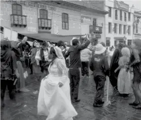  ??  ?? TRADICIÓN. El Baile de los Santos Inocentes es una tradición en este cantón