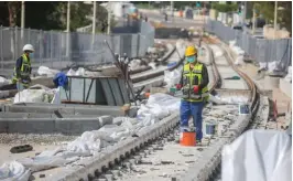  ?? צילום: יהושע יוסף ?? פועלים סינים בעבודות הרכבת הקלה