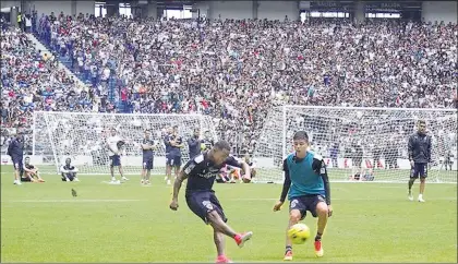  ??  ?? Al menos 26 mil aficionado­s acudieron este viernes al entrenamie­nto de los Rayados en Monterrey, Nuevo León, con lo que según el club se rompió el récord registrado el 6 de abril de 2012, con 21 mil personas en el estadio Tecnológic­o. "Queremos...